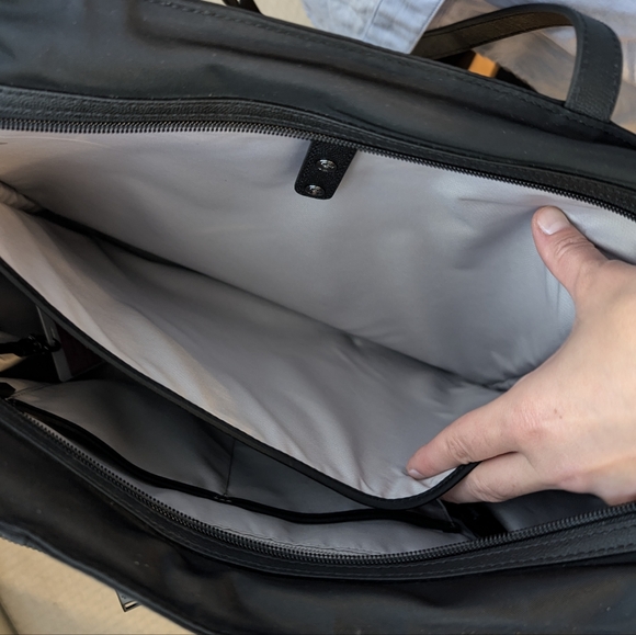 Tumi expandable laptop/ travel shoulder tote - Picture 6 of 7